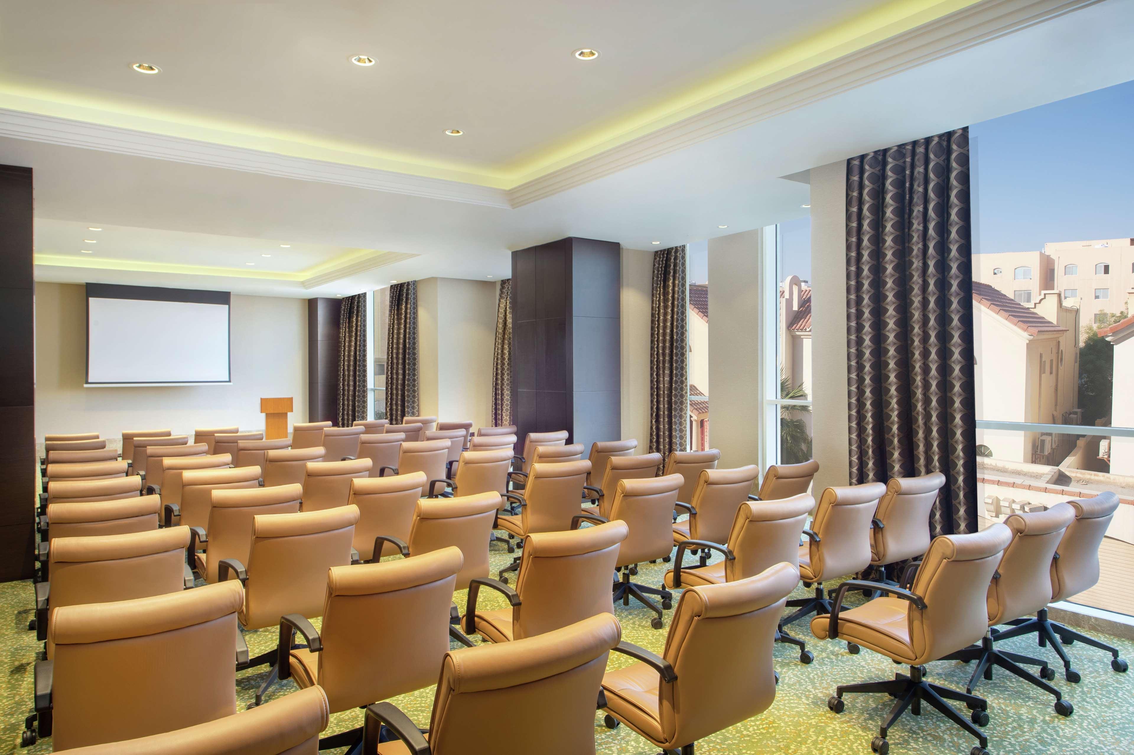 Doubletree By Hilton Doha - Al Sadd Hotel Luaran gambar Meeting room