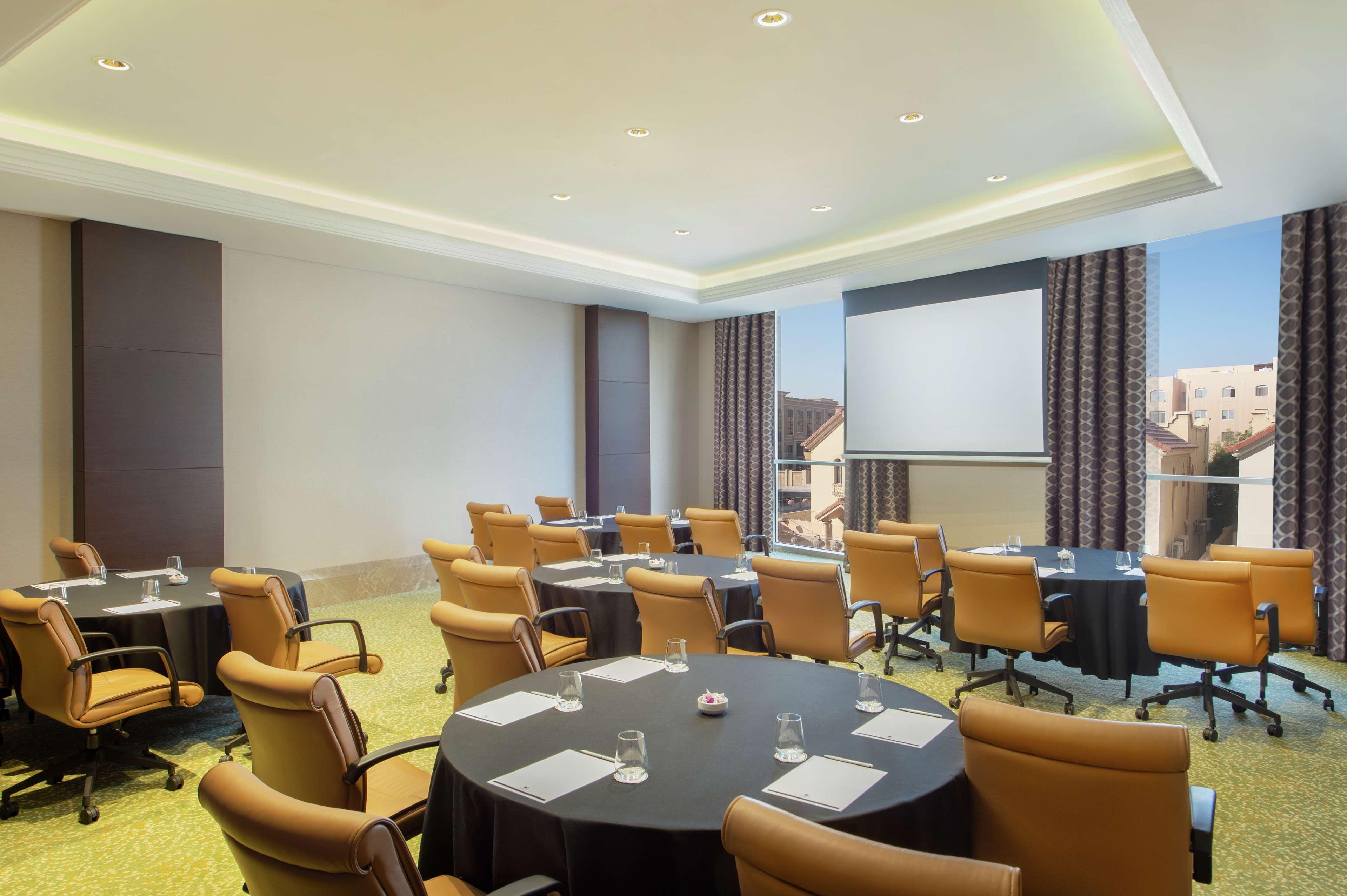 Doubletree By Hilton Doha - Al Sadd Hotel Luaran gambar Meeting room