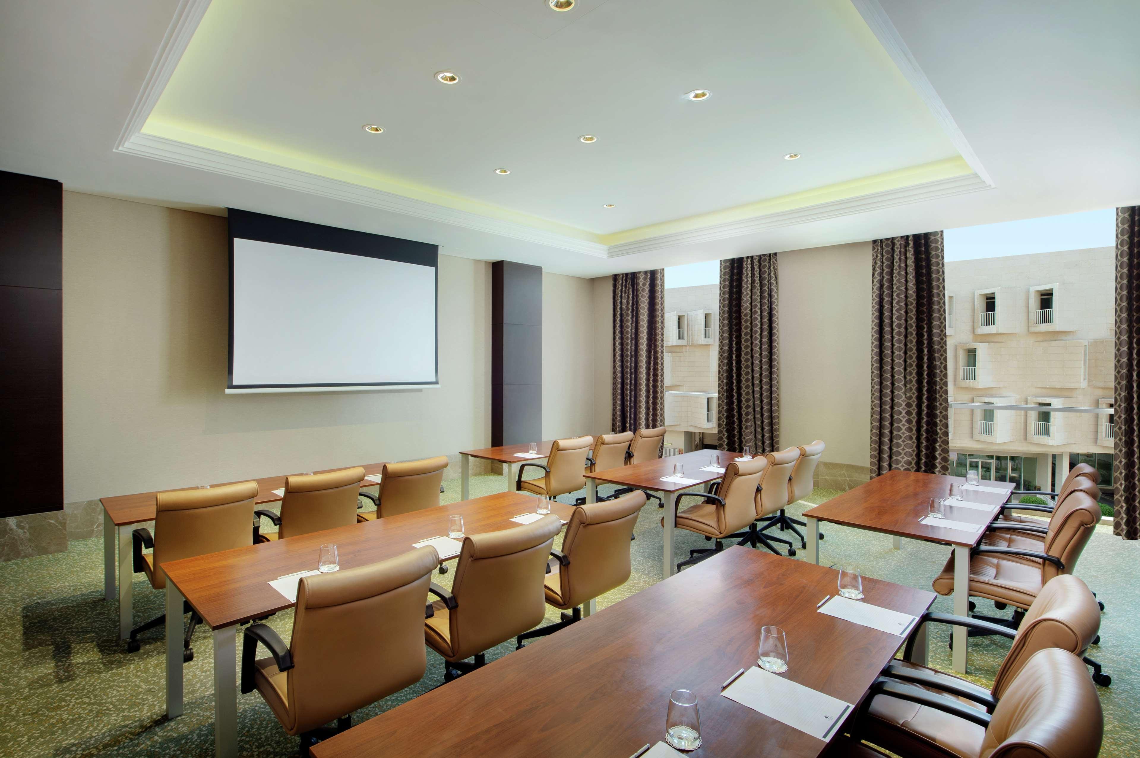 Doubletree By Hilton Doha - Al Sadd Hotel Luaran gambar Meeting room