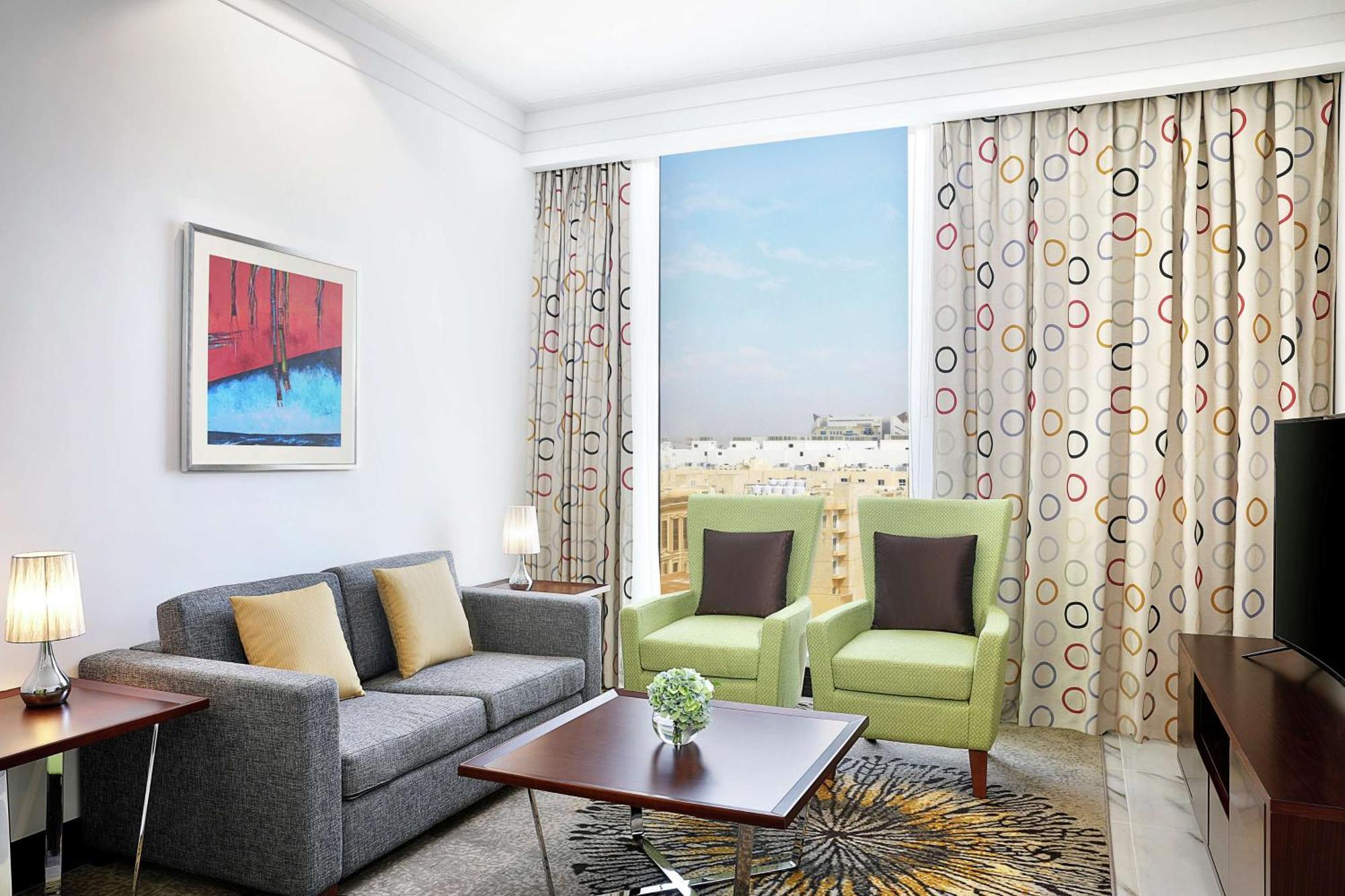 Doubletree By Hilton Doha - Al Sadd Hotel Luaran gambar A living room