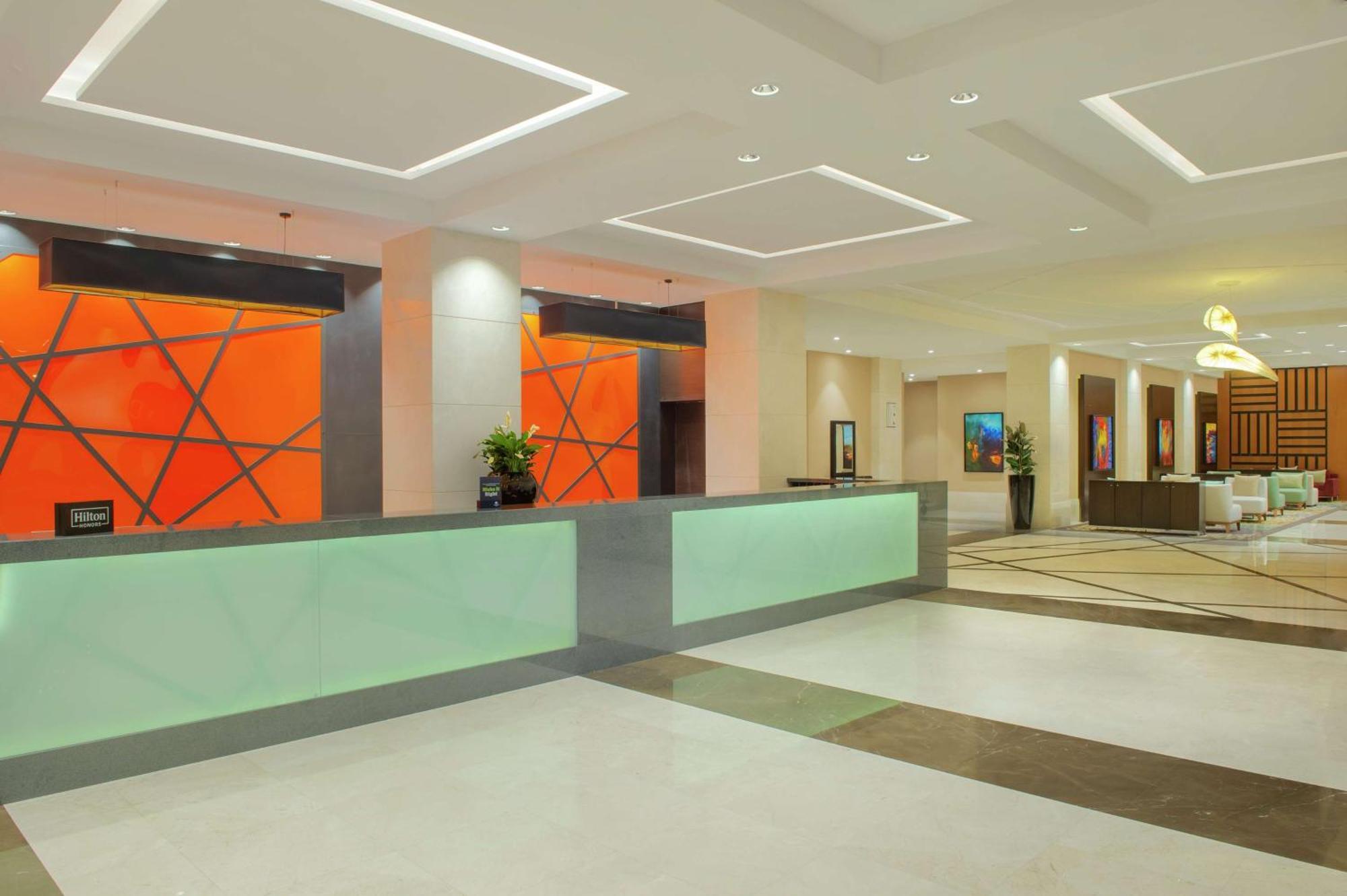 Doubletree By Hilton Doha - Al Sadd Hotel Luaran gambar Lobby