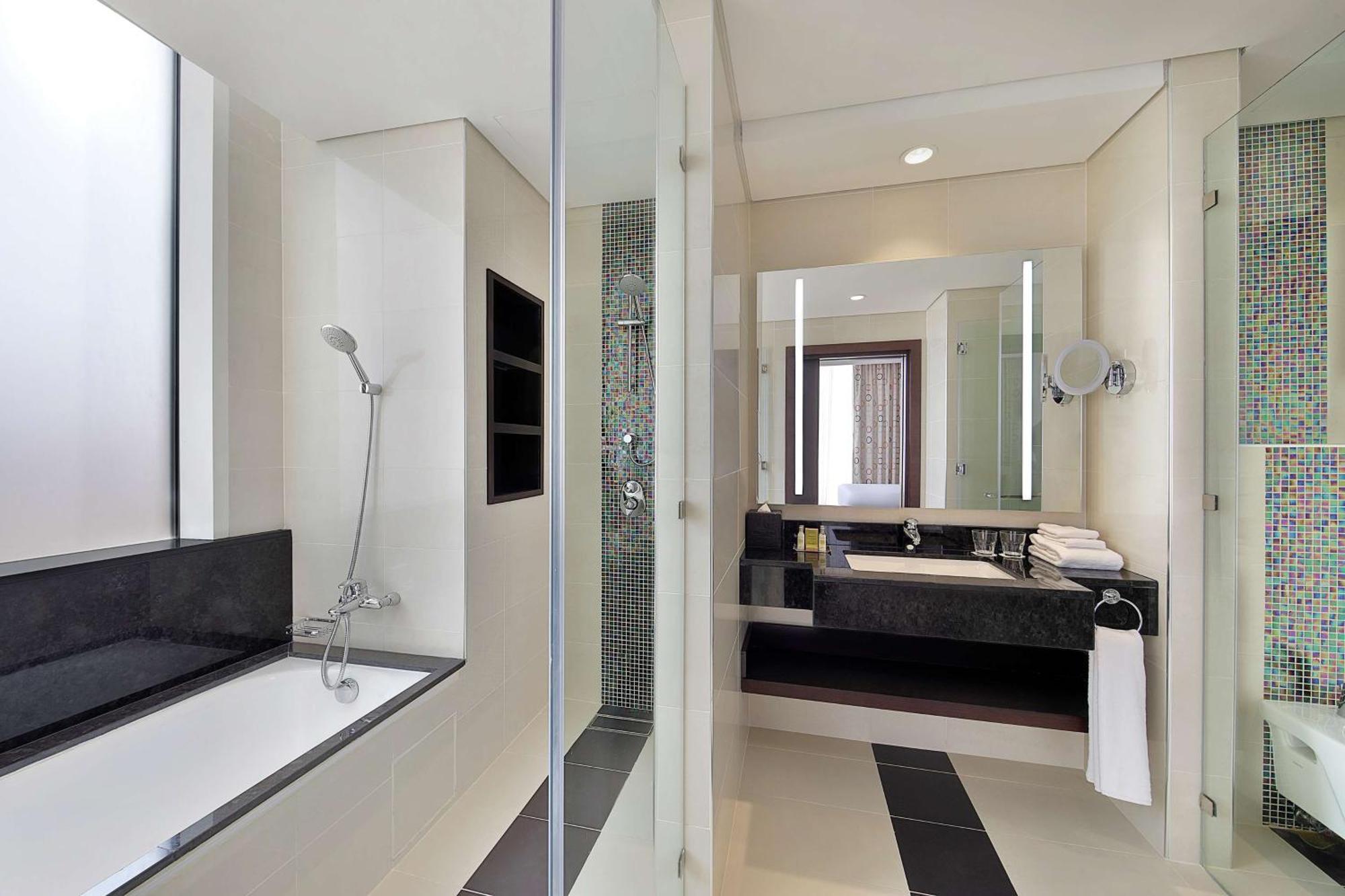 Doubletree By Hilton Doha - Al Sadd Hotel Luaran gambar Bathroom