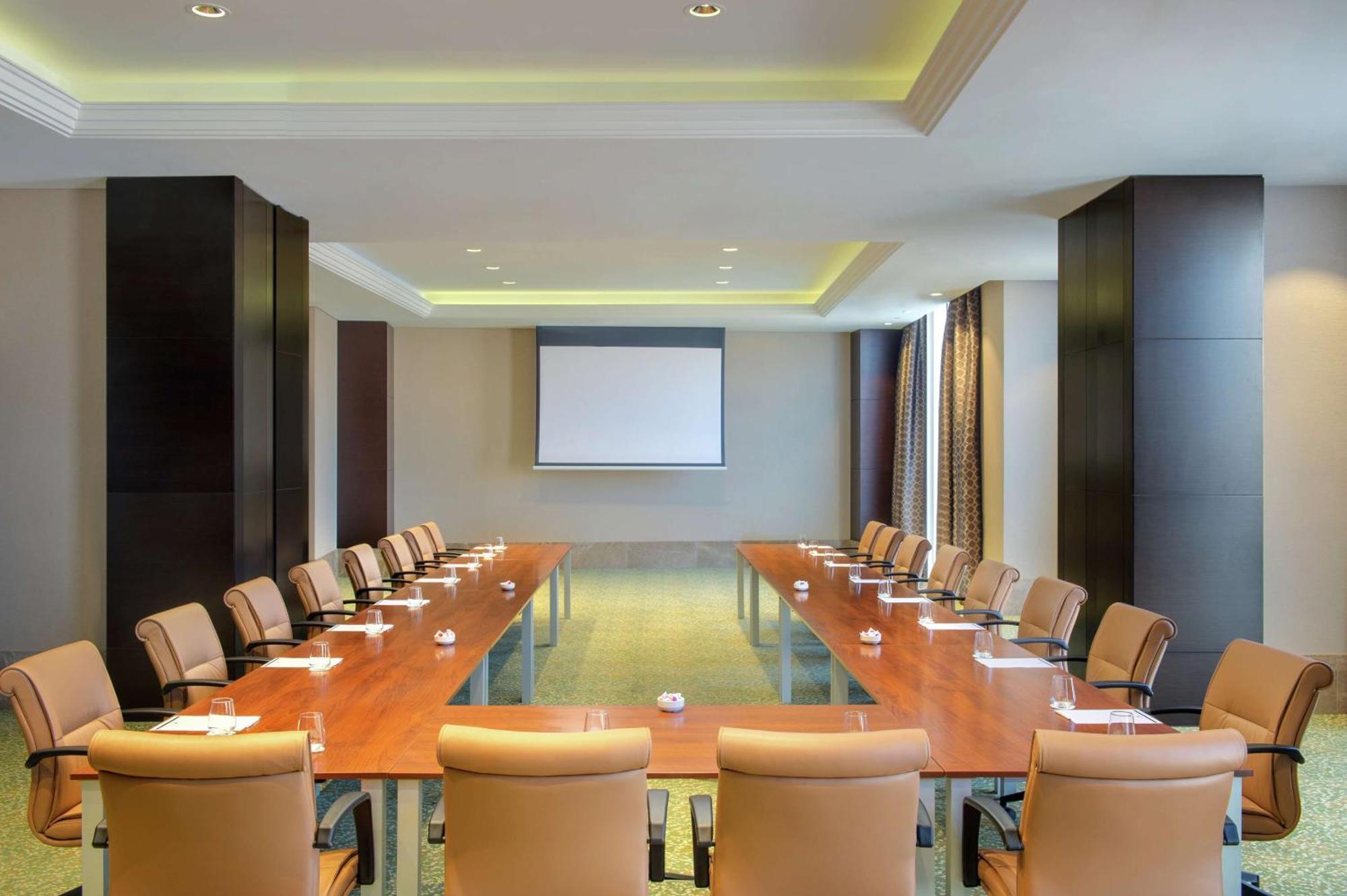 Doubletree By Hilton Doha - Al Sadd Hotel Luaran gambar Meeting room