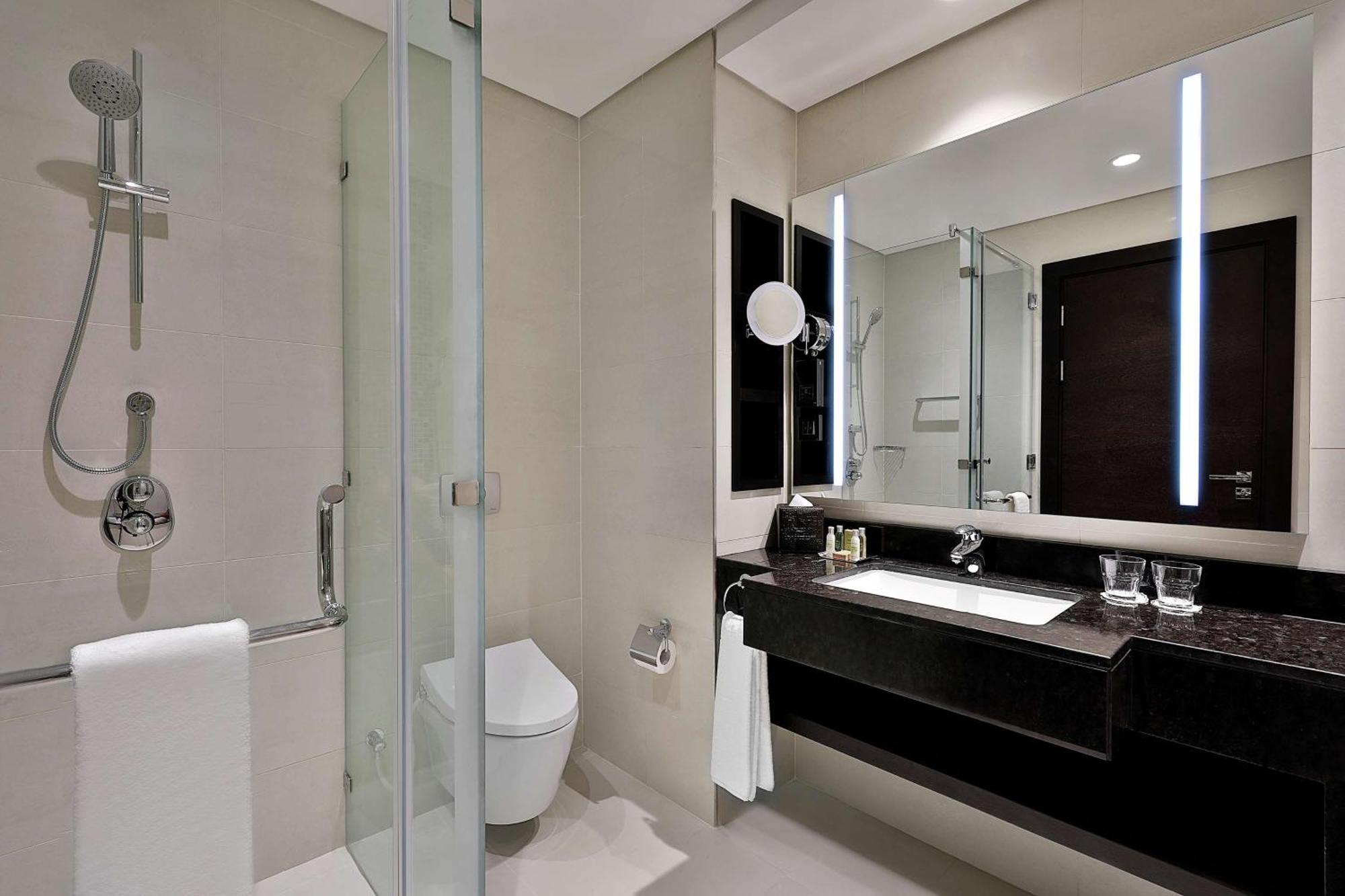 Doubletree By Hilton Doha - Al Sadd Hotel Luaran gambar Bathroom