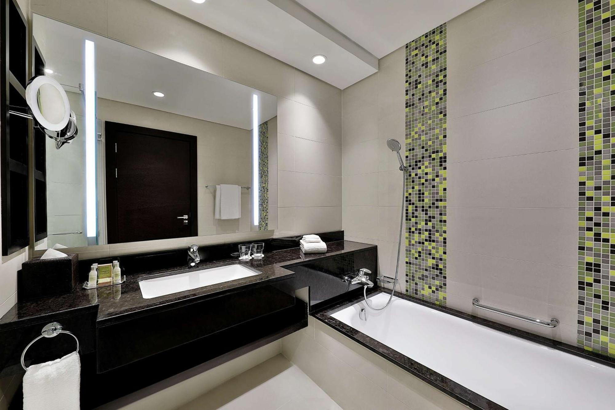 Doubletree By Hilton Doha - Al Sadd Hotel Luaran gambar Bathroom