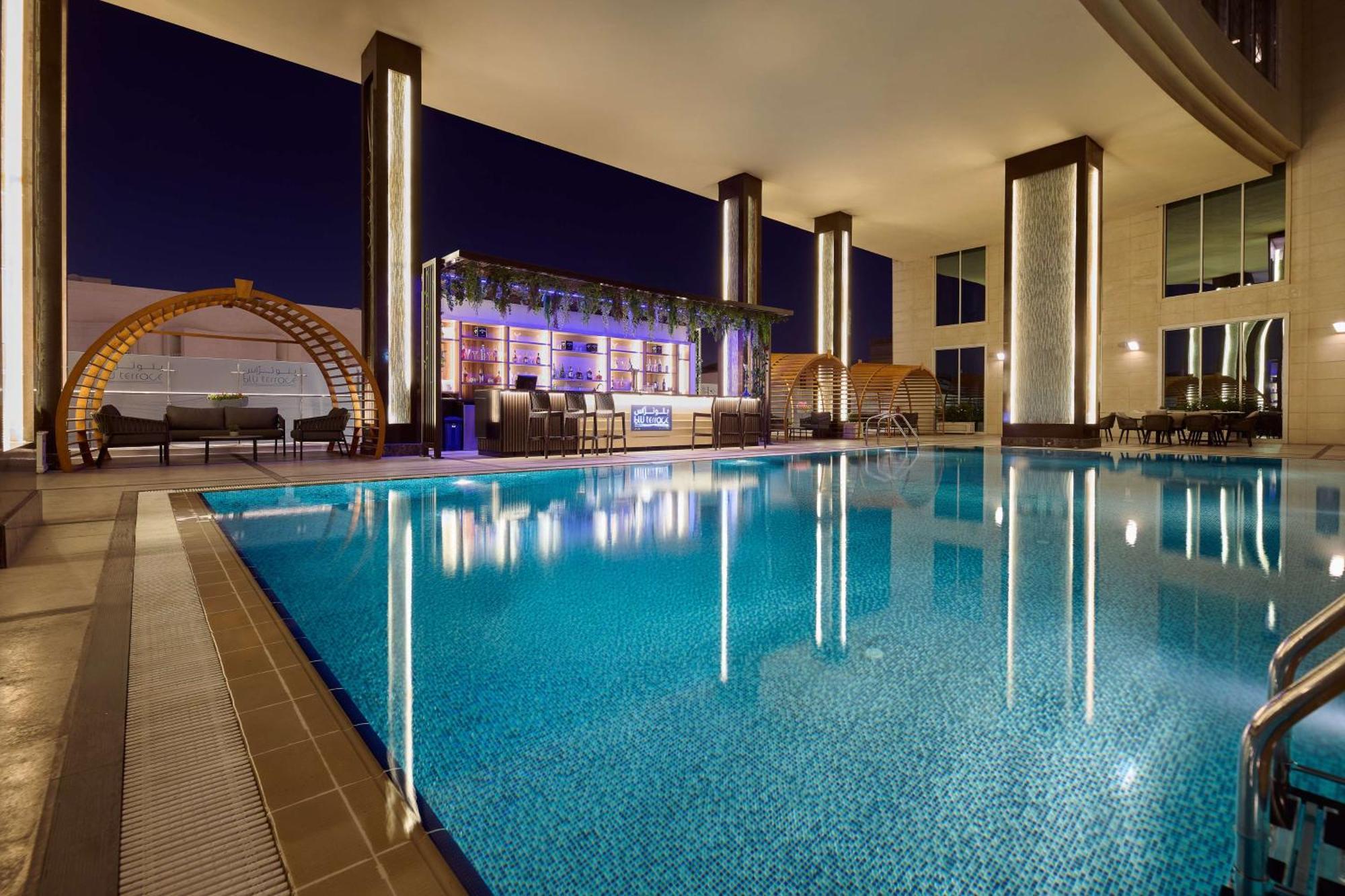 Doubletree By Hilton Doha - Al Sadd Hotel Luaran gambar The swimming pool at the hotel