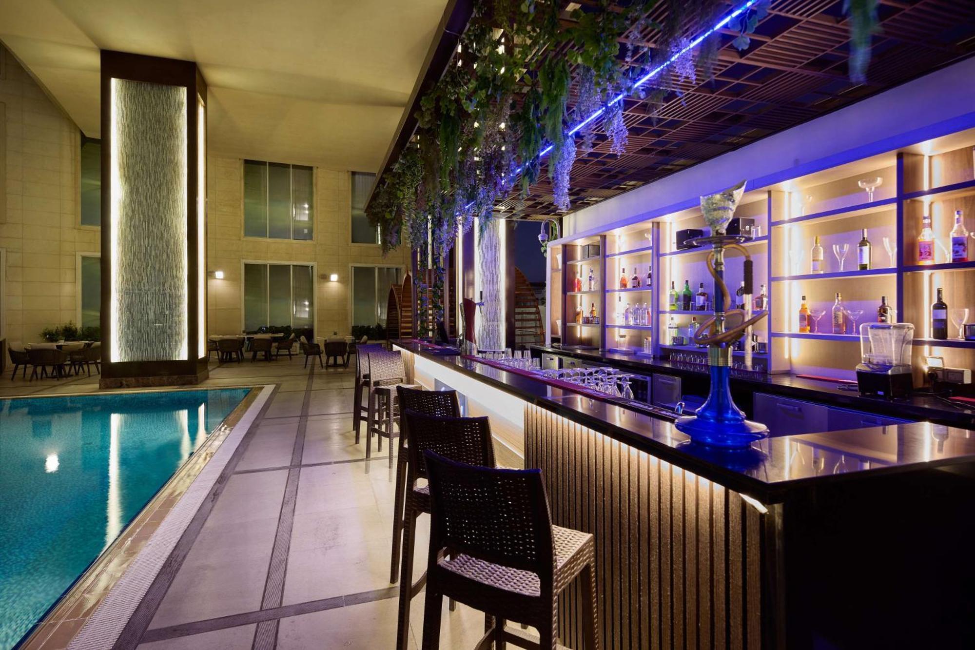 Doubletree By Hilton Doha - Al Sadd Hotel Luaran gambar The bar at the pool