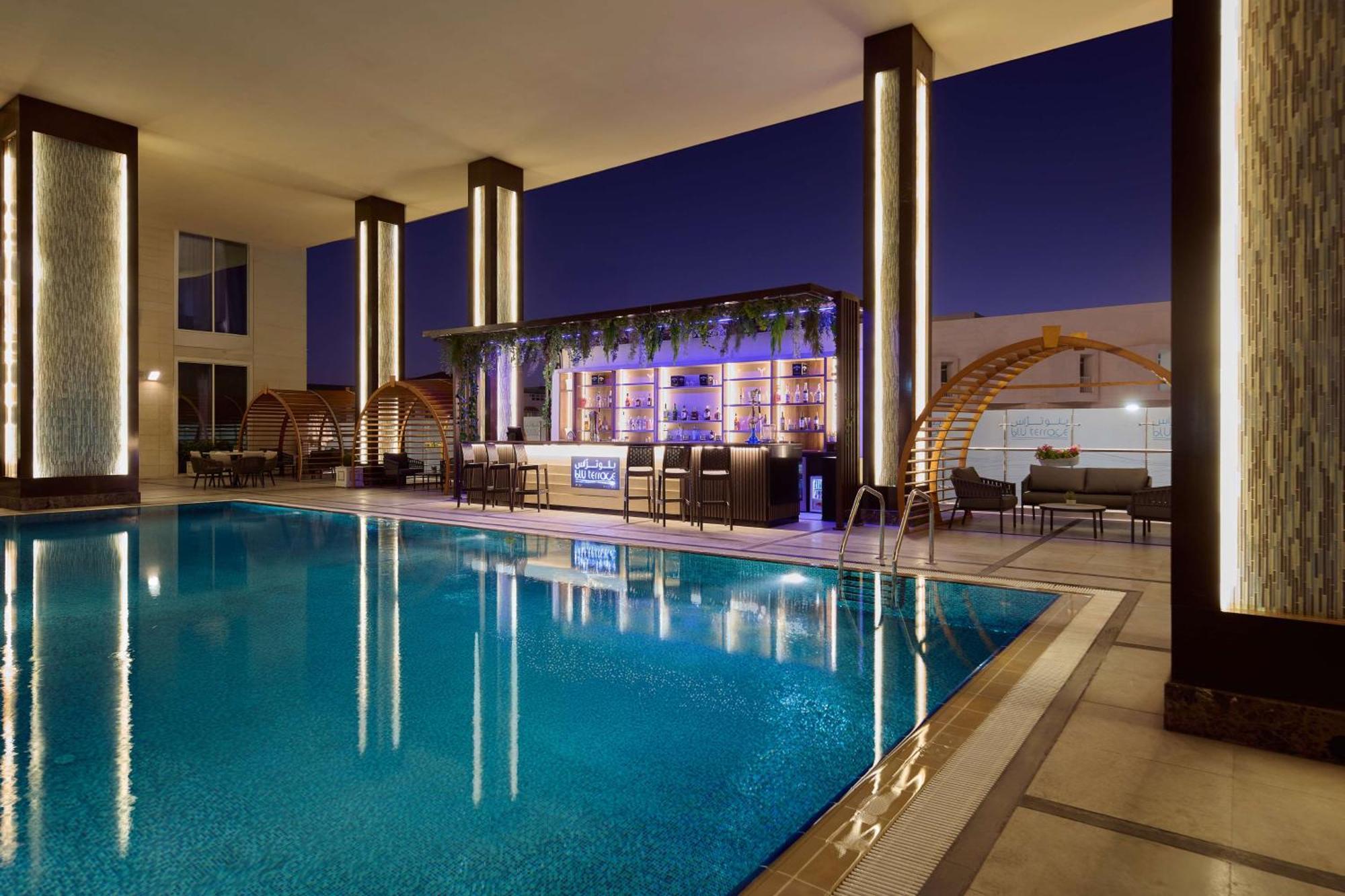Doubletree By Hilton Doha - Al Sadd Hotel Luaran gambar The swimming pool at the hotel