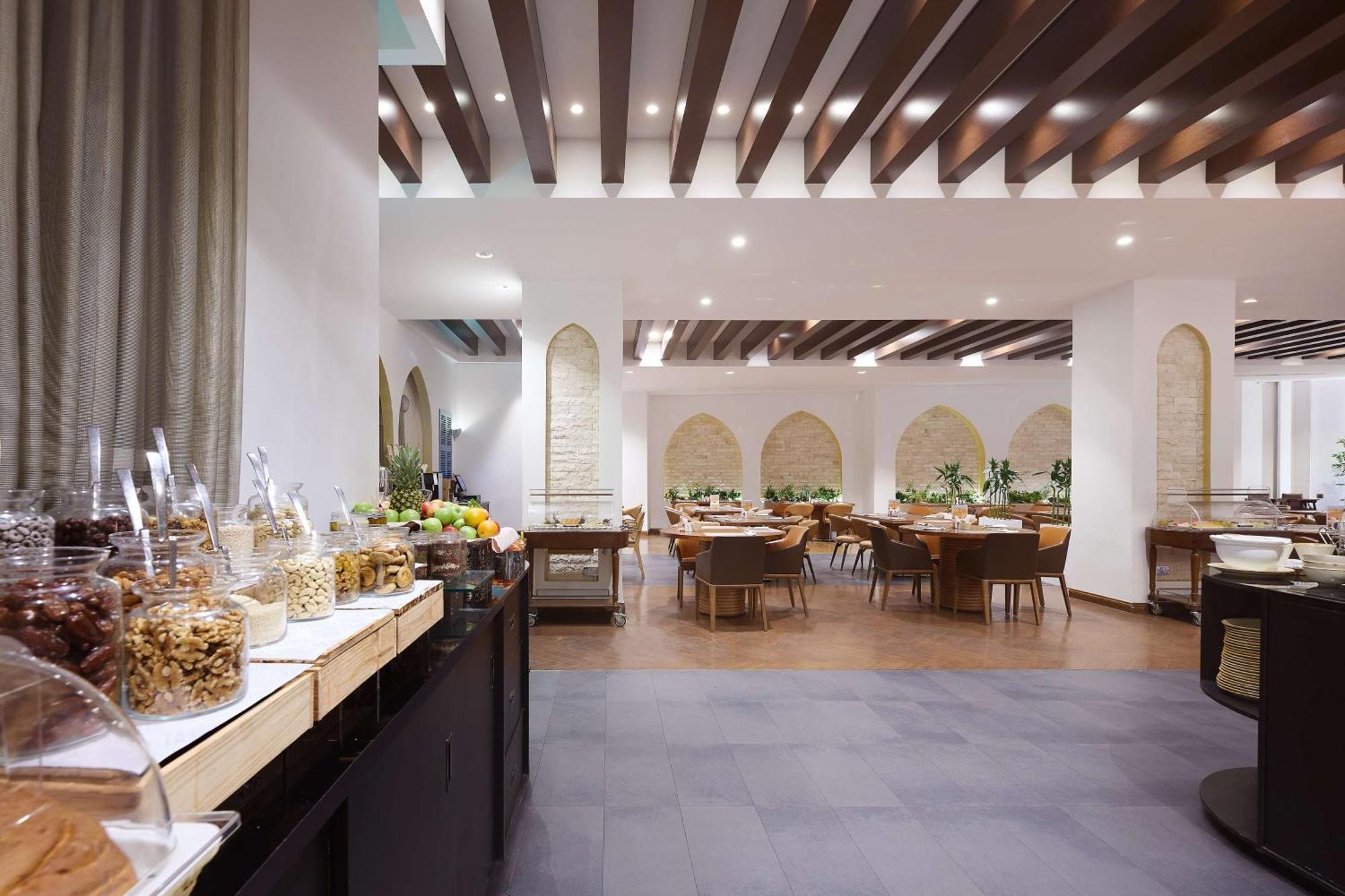 Doubletree By Hilton Doha - Al Sadd Hotel Luaran gambar The interior of the restaurant