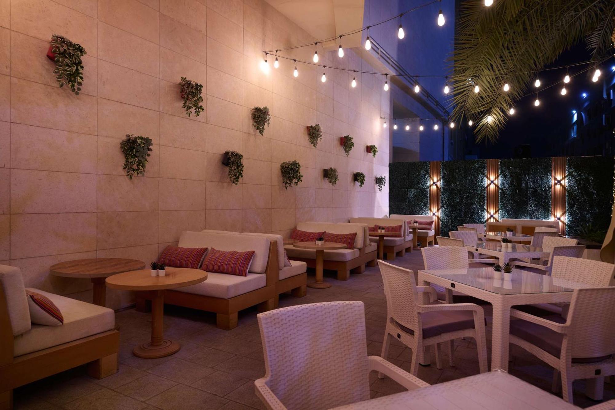 Doubletree By Hilton Doha - Al Sadd Hotel Luaran gambar The patio at the restaurant