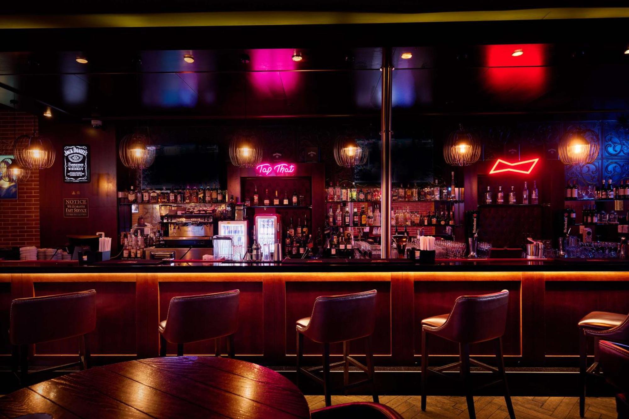 Doubletree By Hilton Doha - Al Sadd Hotel Luaran gambar The bar at the nightclub